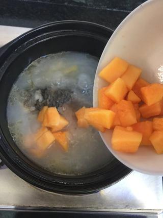 Papaya Carp Soup Recipe step 7: When the broth becomes milky white, add the papaya and simmer for another 15 min