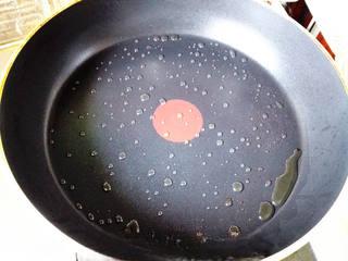 Ham and Cucumber Sushi Rolls step 1: Heat a nonstick skillet over medium heat and add a small amount of oil.