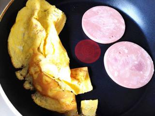 Ham and Cucumber Sushi Rolls step 2: Beat the egg and cook it into a thin omelet. Using the residual heat, lightly wa