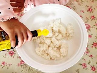 Ham and Cucumber Sushi Rolls step 3: Season the cooked rice with sushi vinegar and mix gently until evenly combined.