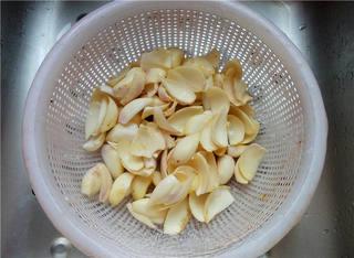 Celery Stir-Fry with Lily Bulbs and Wood Ear Mushrooms step 2: Trim away the dark root ends of the lily bulbs, separate them into individual pe