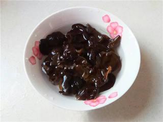 Celery Stir-Fry with Lily Bulbs and Wood Ear Mushrooms step 3: Soak the dried wood ear mushrooms in warm water until softened. Drain, trim if n