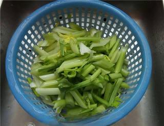 Celery Stir-Fry with Lily Bulbs and Wood Ear Mushrooms step 4: Remove any tough strings from the celery, rinse well, and slice diagonally into