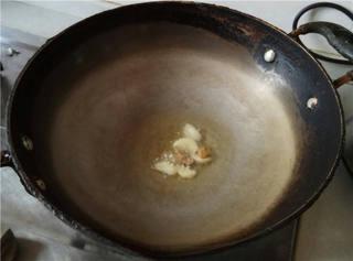 Celery Stir-Fry with Lily Bulbs and Wood Ear Mushrooms step 5: Heat the oil in a wok over medium-high heat. Add the garlic and ginger and stir-