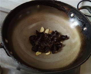 Celery Stir-Fry with Lily Bulbs and Wood Ear Mushrooms step 6: Add the wood ear mushrooms and stir-fry for about 1 minute.