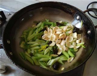 Celery Stir-Fry with Lily Bulbs and Wood Ear Mushrooms step 8: Add the lily bulbs and continue stir-frying for another 1 to 2 minutes until jus