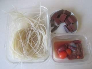 Duck Soup with Vermicelli and Duck Offal step 1: Prepare and measure all the ingredients. Soak the vermicelli noodles in warm wat