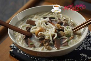 Duck Soup with Vermicelli and Duck Offal step 10: Serve immediately while hot.