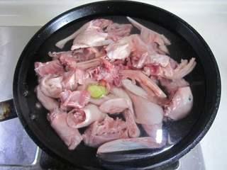Duck Soup with Vermicelli and Duck Offal step 2: Place the duck in a pot of cold water. Add ginger slices and a splash of Shaoxin