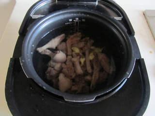 Duck Soup with Vermicelli and Duck Offal step 3: Transfer the cleaned duck to a soup pot or pressure cooker. Add fresh water and 