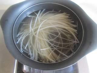 Duck Soup with Vermicelli and Duck Offal step 6: Add the softened vermicelli noodles and cook until tender.