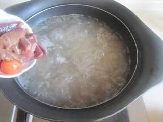 Duck Soup with Vermicelli and Duck Offal step 8: Add the duck liver, duck gizzard, and other duck offal. Simmer for about 1 minut