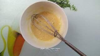 Crispy Fried Milk Recipe step 7: Whisk the flour and baking powder into the egg until a smooth batter forms.