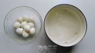 Spicy Hot Pot Noodle Soup step 2: Boil the quail eggs, peel them, and soak the bean thread noodles in warm water u
