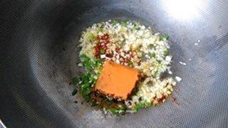 Spicy Hot Pot Noodle Soup step 4: Heat a little oil in a pot. Sauté the scallions, ginger, and garlic until fragra