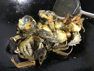 Spicy Stir-Fried Crab step 10: Quickly stir-fry the green bell peppers and red chili peppers, then remove and s