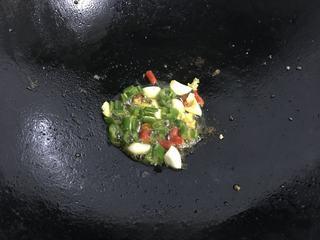 Spicy Stir-Fried Crab step 11: Add Pixian Doubanjiang to the wok and stir-fry until the oil turns red and fragr