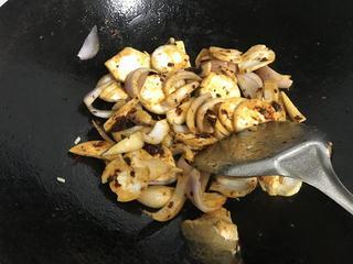 Spicy Stir-Fried Crab step 13: Return the fried crab to the wok and toss everything together.