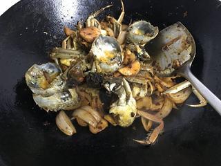Spicy Stir-Fried Crab step 14: Add a small amount of water and simmer briefly to allow the flavors to combine.