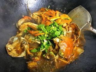 Spicy Stir-Fried Crab step 17: Serve hot and enjoy.