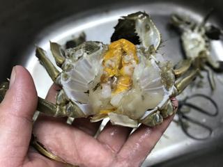 Spicy Stir-Fried Crab step 2: Remove the gills, intestines, and other inedible parts. Rinse well.
