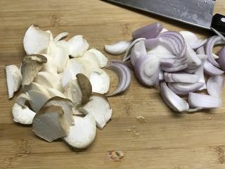 Spicy Stir-Fried Crab step 5: Cut the onion into chunks and slice the mushrooms.