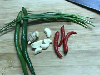 Spicy Stir-Fried Crab step 6: Prepare the remaining vegetables and aromatics.