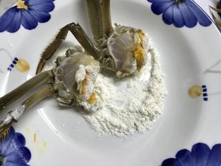 Spicy Stir-Fried Crab step 7: Lightly coat the cut sides of the crab pieces with flour.