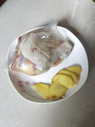 Rice Cooker Salt-Baked Chicken Thighs step 3: Place the seasoned chicken thighs in a resealable bag or covered container and r