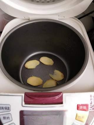 Rice Cooker Salt-Baked Chicken Thighs step 4: Dry the rice cooker pot thoroughly. Add the vegetable oil and arrange the ginger