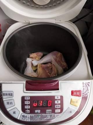 Rice Cooker Salt-Baked Chicken Thighs step 5: Place the marinated chicken thighs on top of the ginger slices.