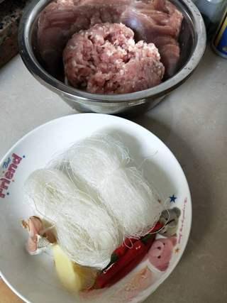 Spicy Glass Noodles with Minced Pork step 1: Gather and prepare all the ingredients.