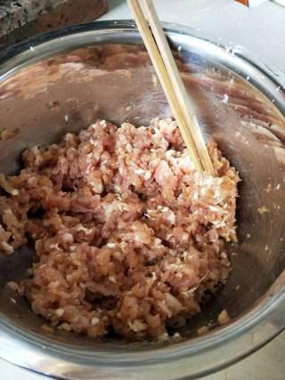 Spicy Glass Noodles with Minced Pork step 2: Combine the ground pork with 1 tablespoon of cornstarch and 1 tablespoon of ligh