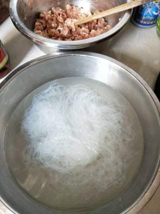 Spicy Glass Noodles with Minced Pork step 3: Soak the glass noodles in hot water until softened, then drain well.