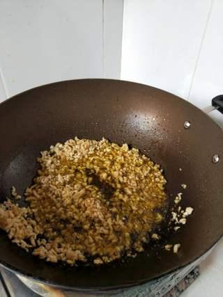 Spicy Glass Noodles with Minced Pork step 4: Heat oil in a wok over medium-high heat. Add the ground pork and stir-fry, break