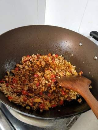Spicy Glass Noodles with Minced Pork step 6: Add the Pixian Doubanjiang and stir-fry until the oil turns red and aromatic.
