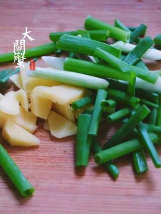 Steamed Crab with Ginger step 2: Slice the ginger and cut the scallions into sections.
