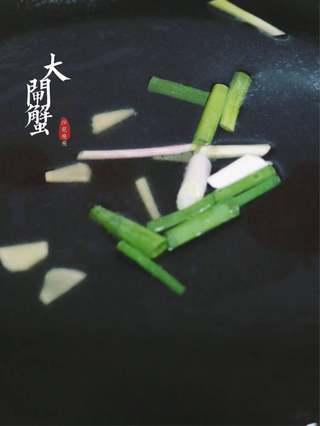 Steamed Crab with Ginger step 3: Add water to a steamer pot and place some ginger and scallions in the steaming r