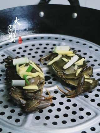 Steamed Crab with Ginger step 4: Bring the water to a boil. Arrange the crabs in the steamer, top with the remain