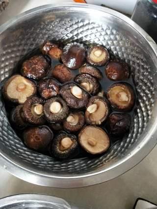 Braised Chicken with Shiitake Mushrooms and Root Vegetables step 1: Rinse the dried shiitake mushrooms and soak them in warm water until softened. R