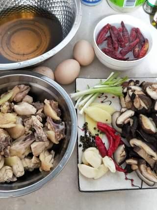 Braised Chicken with Shiitake Mushrooms and Root Vegetables step 3: Slice the soaked mushrooms and lightly crush the ginger and garlic. Prepare all 