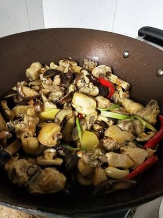 Braised Chicken with Shiitake Mushrooms and Root Vegetables step 6: Add the sliced shiitake mushrooms and stir-fry for 2 to 3 minutes.