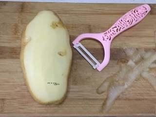 Braised Beef with Potatoes and Carrots step 1: Peel the potato and cut it into large chunks.