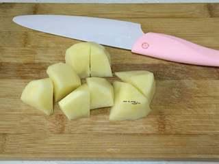 Braised Beef with Potatoes and Carrots step 2: Peel the carrot and cut it into bite-sized pieces.