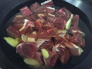 Braised Beef with Potatoes and Carrots step 6: Heat a little oil in a pot and stir-fry the spices until fragrant.