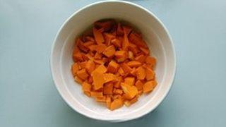 Pumpkin Red Bean Cakes step 2: Peel the pumpkin, remove the seeds, and cut it into small pieces. Place in a mic