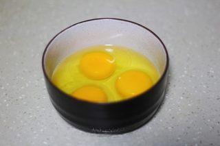 Omelette Fried Rice step 14: Crack the eggs into a bowl.