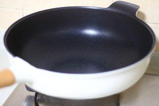 Omelette Fried Rice step 16: Lightly oil the skillet and pour in the egg mixture, swirling the pan to create 
