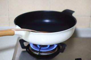 Omelette Fried Rice step 4: Heat a nonstick skillet over medium heat and add a small amount of oil.