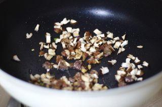 Omelette Fried Rice step 7: Add the diced shiitake mushrooms and stir-fry until fragrant.
